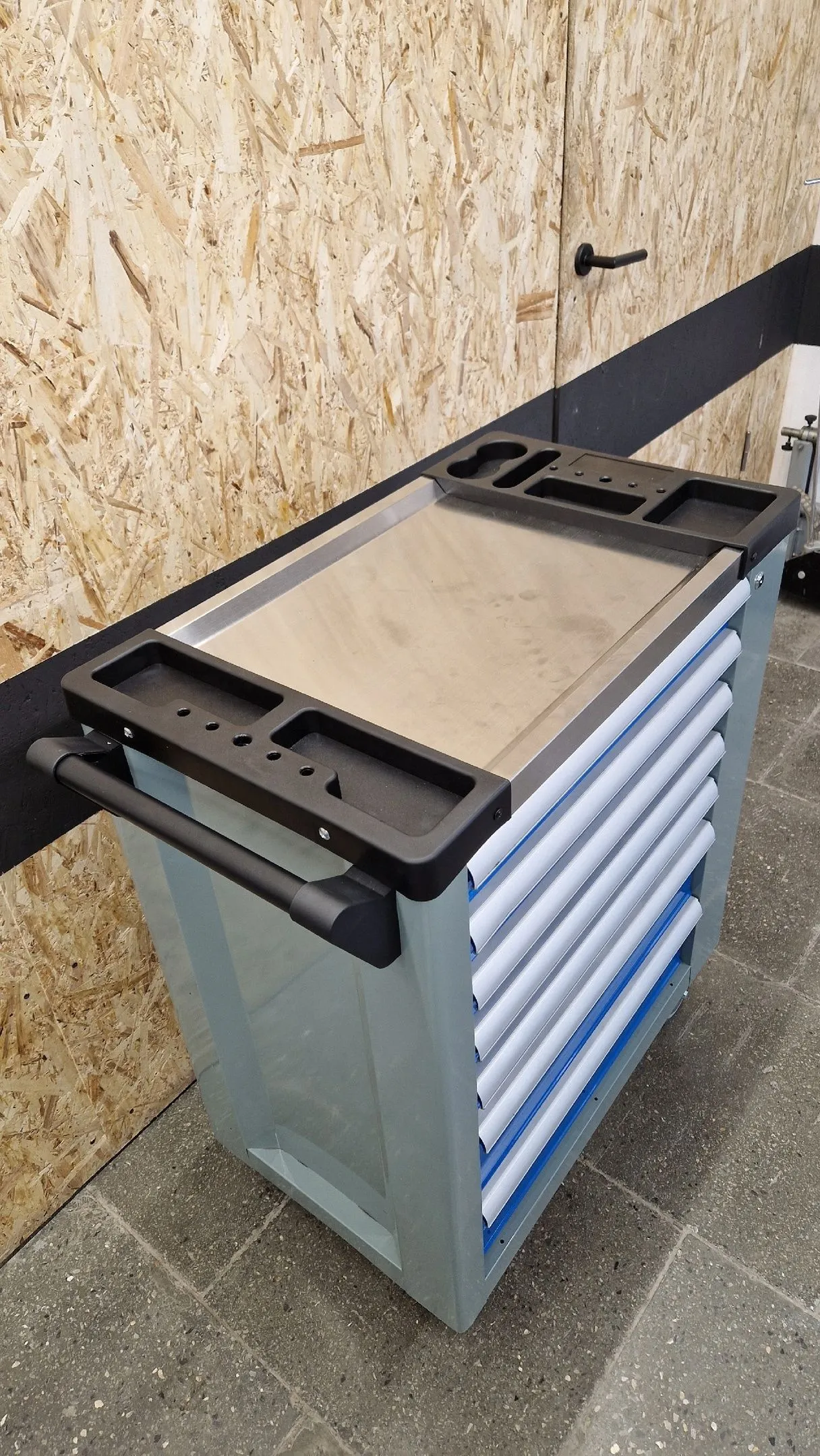 Тележка инструментальная с набором инструмента 255 предметов купить