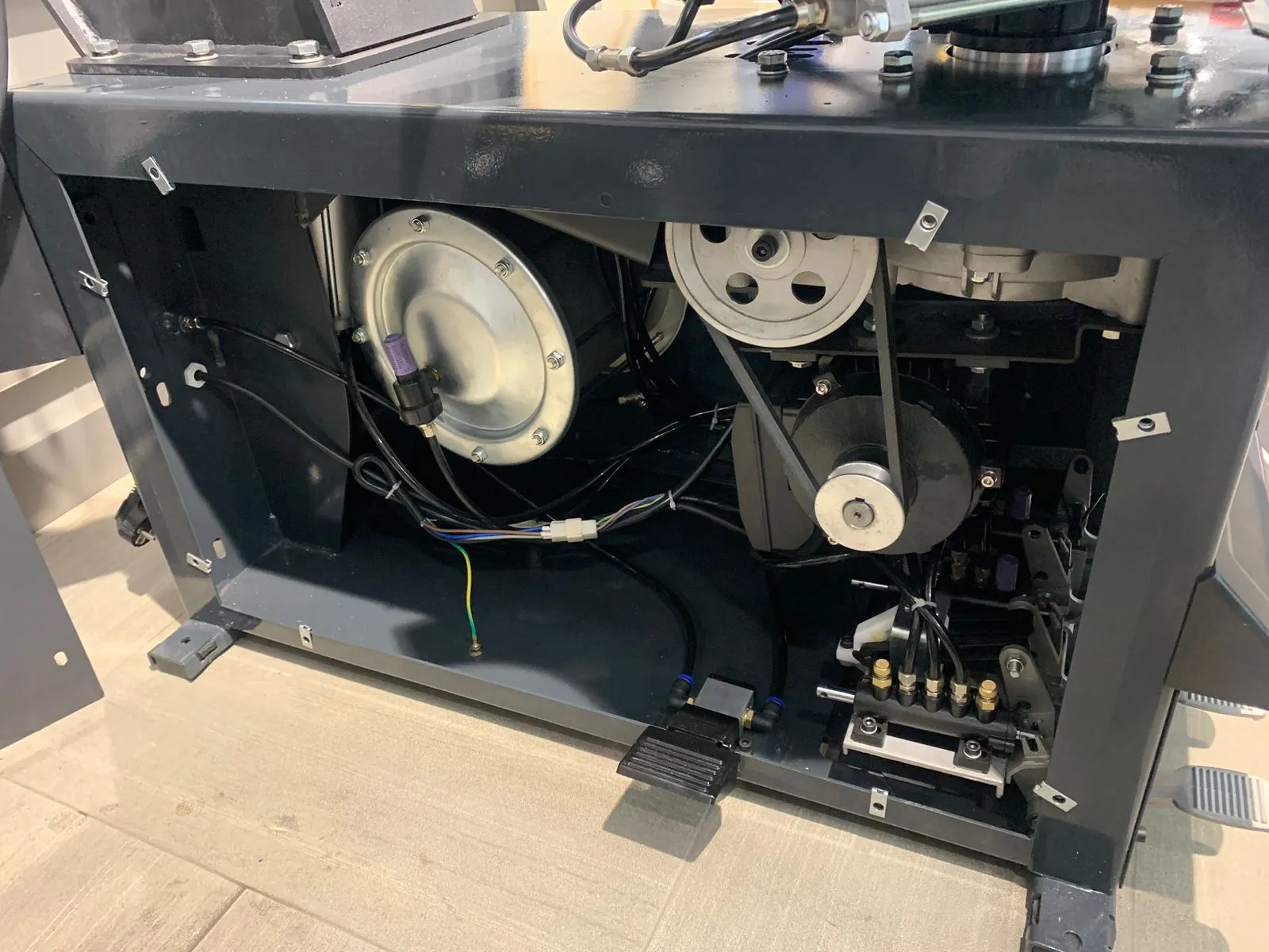 ROSSVIK V-426R Станок шиномонтажный автомат с третьей рукой до 26"